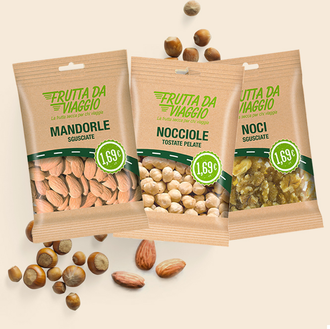 tre snack di mandorle sgusciate nocciole pelate e noci sgusciate